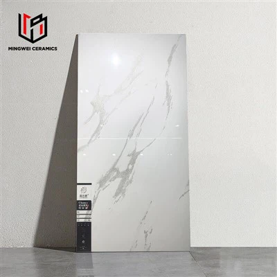 אריחי מבריק לעומת מט מה עדיף